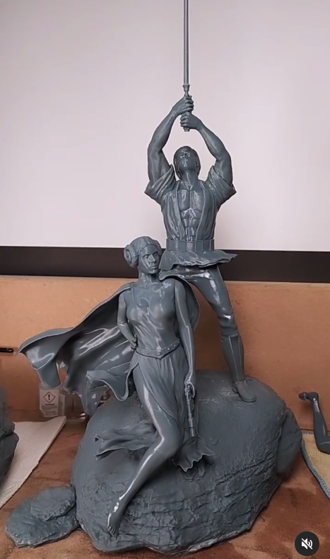 Luke and Leia Skywalker Statue with realistic Light Saber