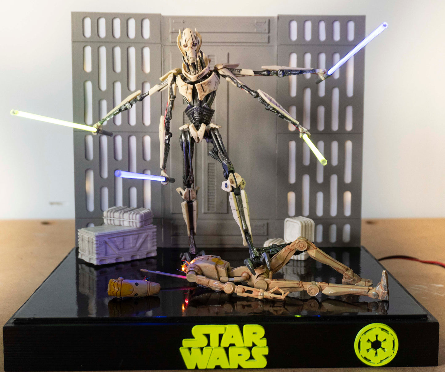 Star Wars Diorama General Grievous with lighted light sabers + Display Case
