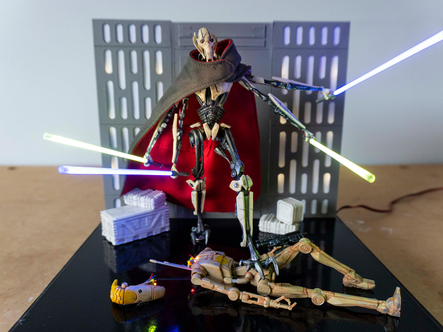 Star Wars Diorama General Grievous with lighted light sabers + Display Case