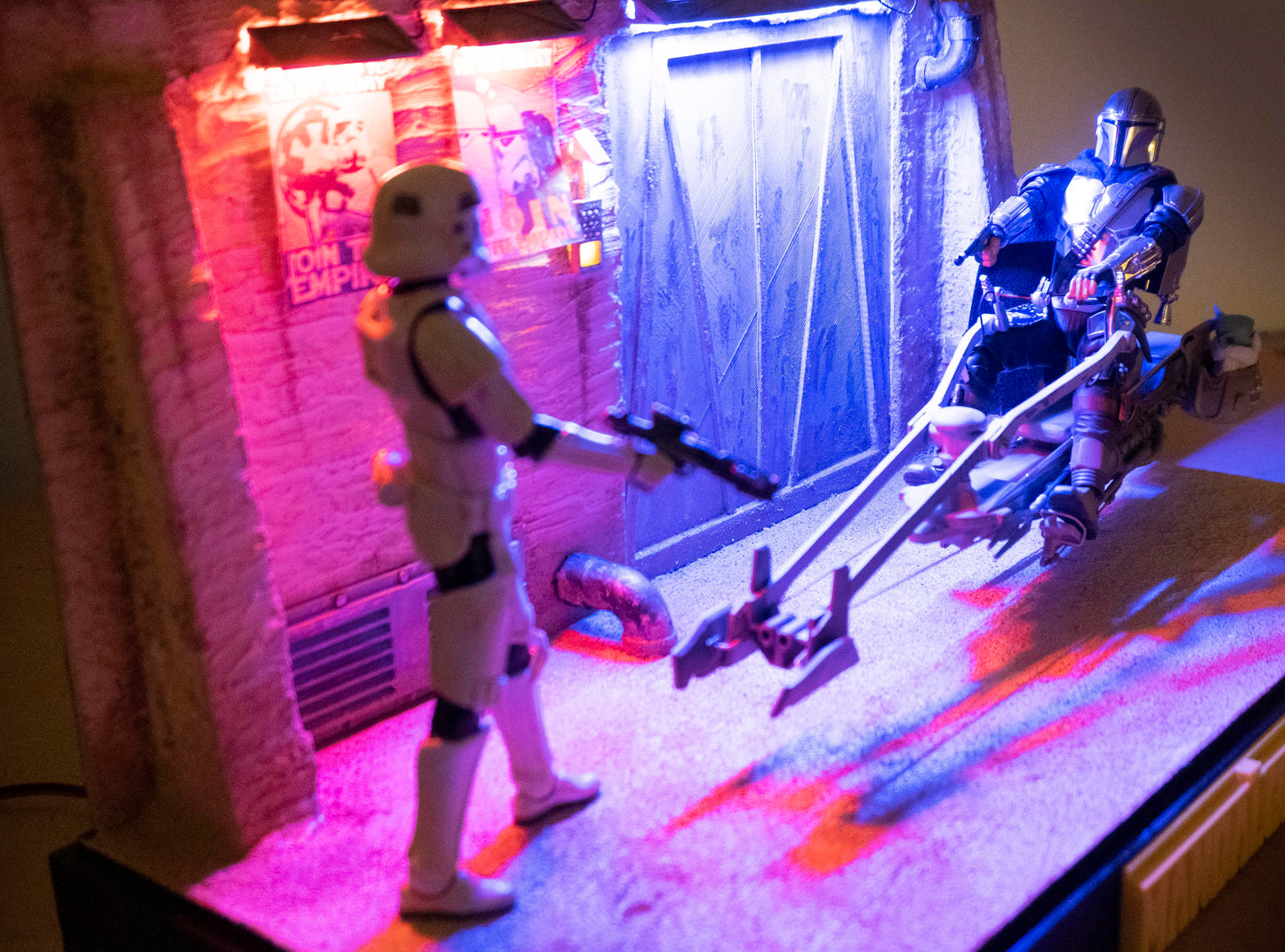 The Mandalorian Diorama on Speeder bike with Goru diorama with Display case