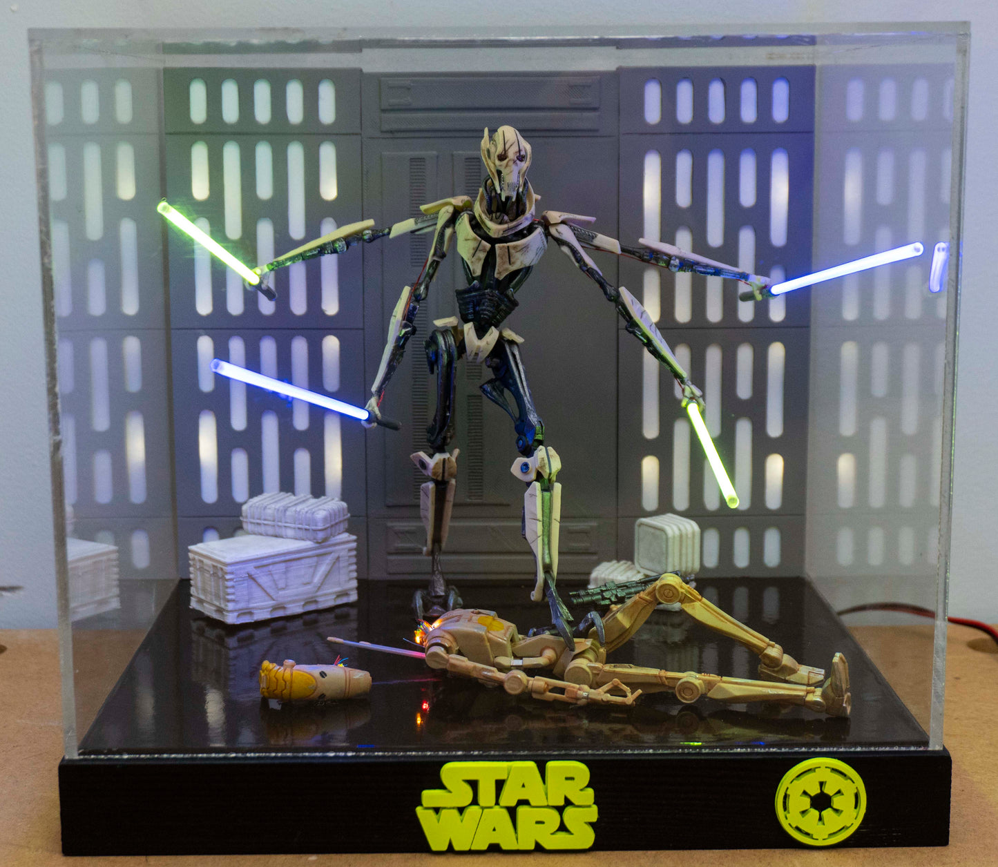 Star Wars Diorama General Grievous with lighted light sabers + Display Case