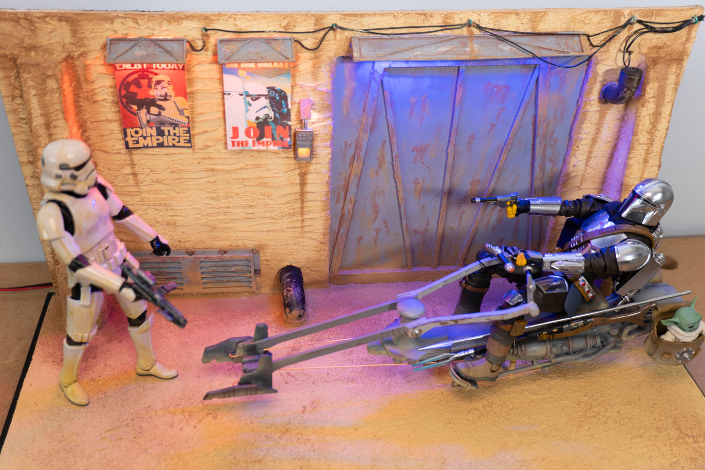 The Mandalorian Diorama on Speeder bike with Goru diorama with Display case