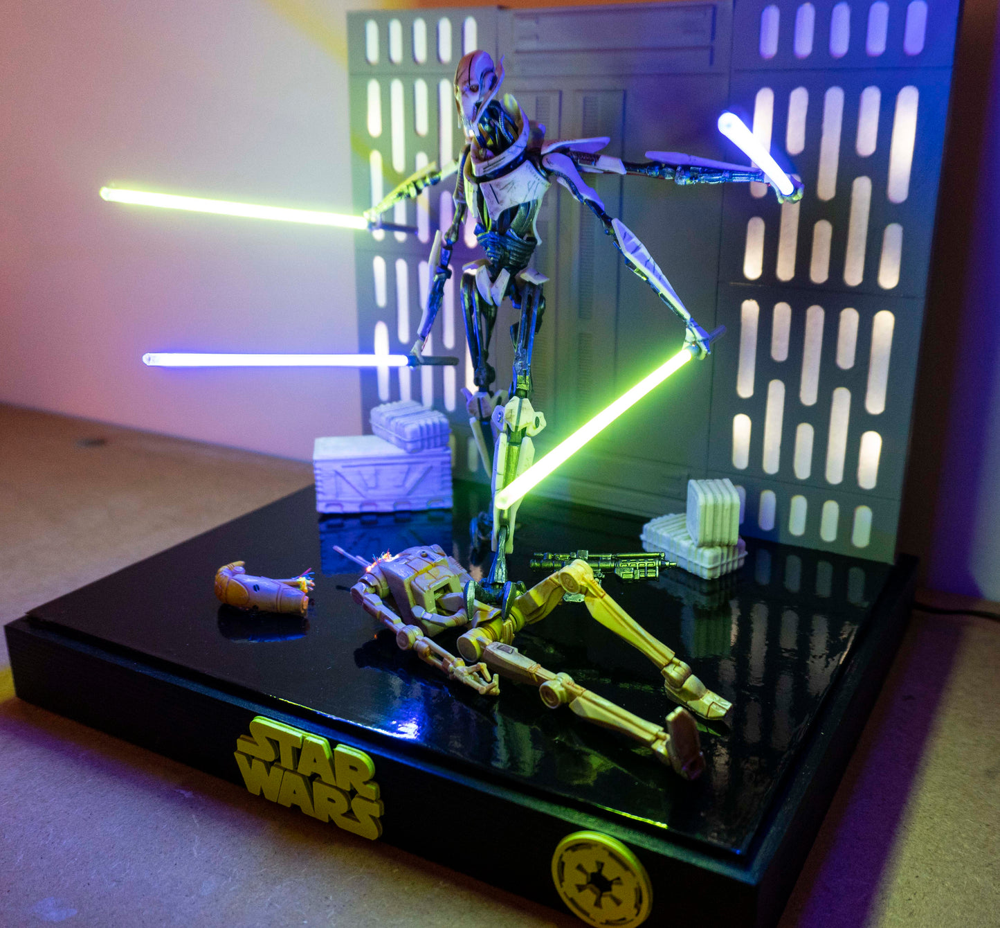 Star Wars Diorama General Grievous with lighted light sabers + Display Case