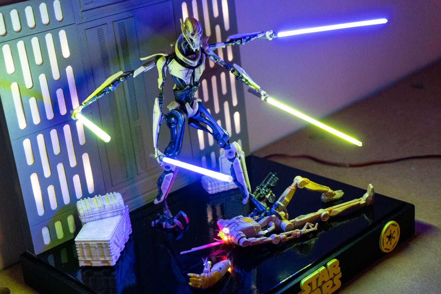Star Wars Diorama General Grievous with lighted light sabers + Display Case