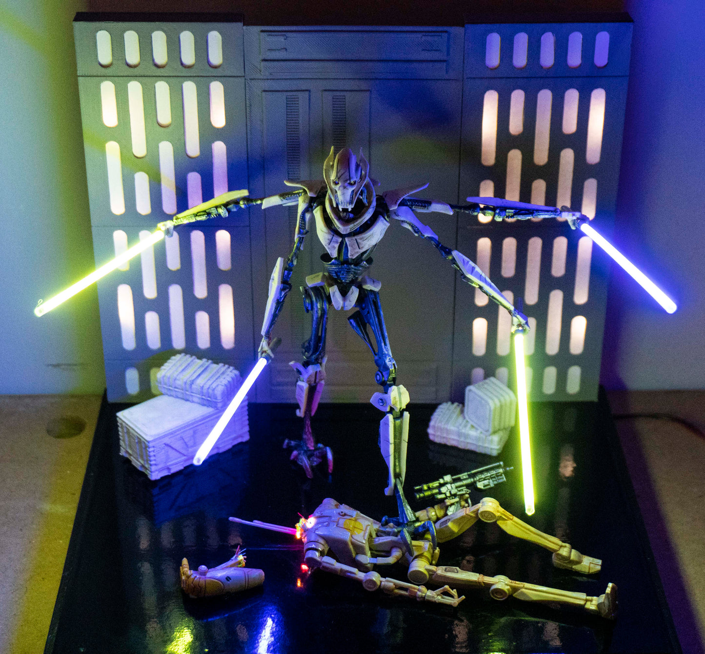 Star Wars Diorama General Grievous with lighted light sabers + Display Case