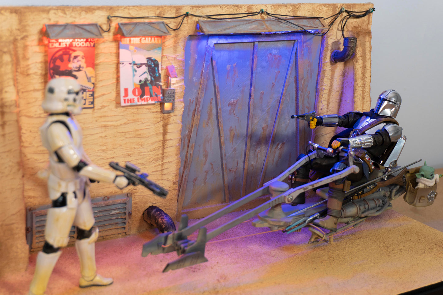The Mandalorian Diorama on Speeder bike with Goru diorama with Display case