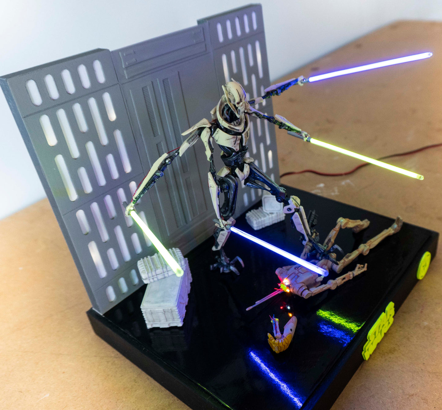 Star Wars Diorama General Grievous with lighted light sabers + Display Case