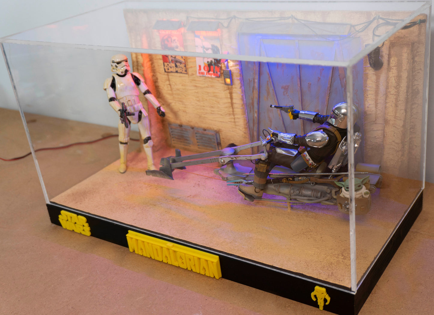 The Mandalorian Diorama on Speeder bike with Goru diorama with Display case