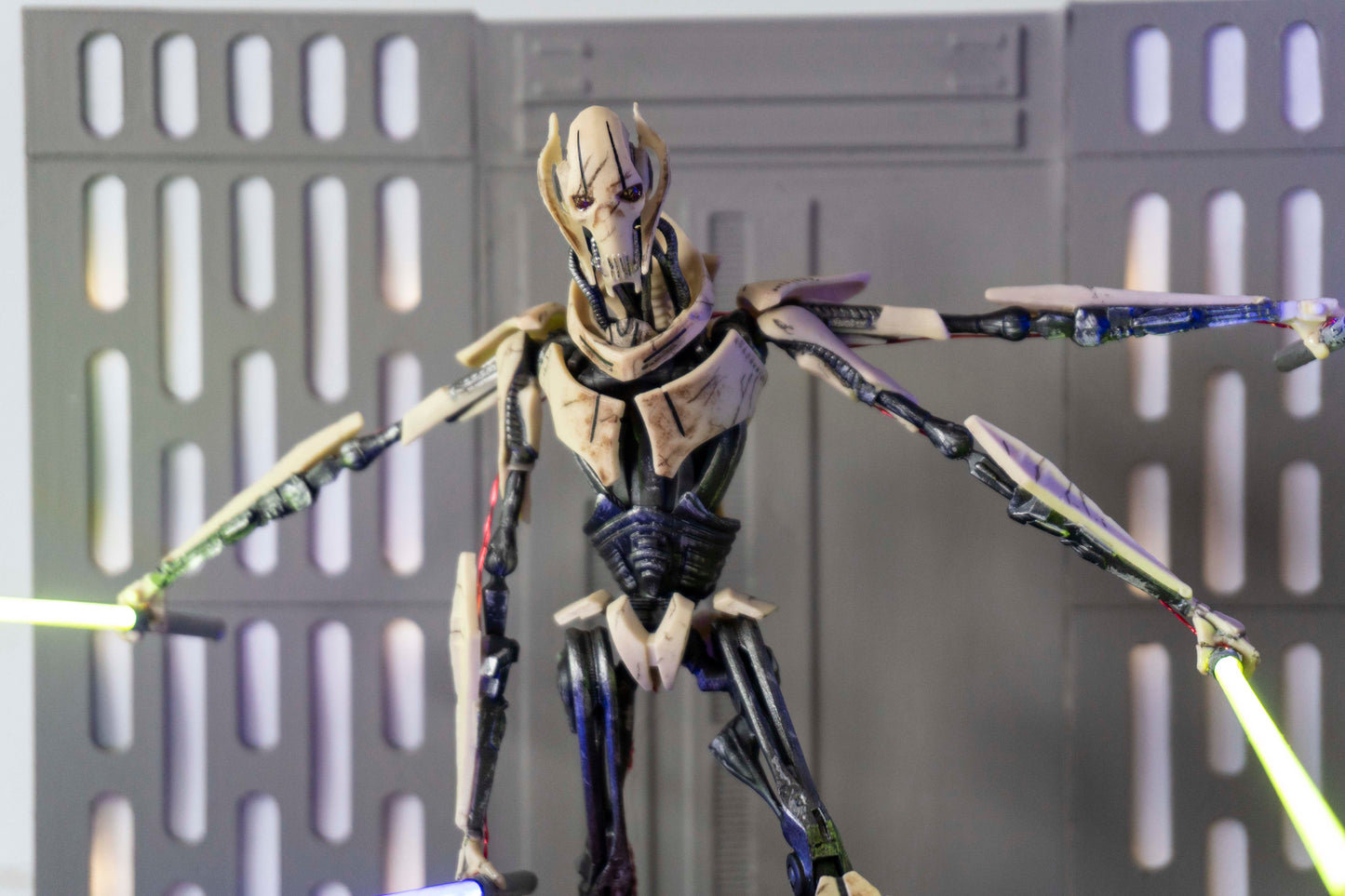 Star Wars Diorama General Grievous with lighted light sabers + Display Case