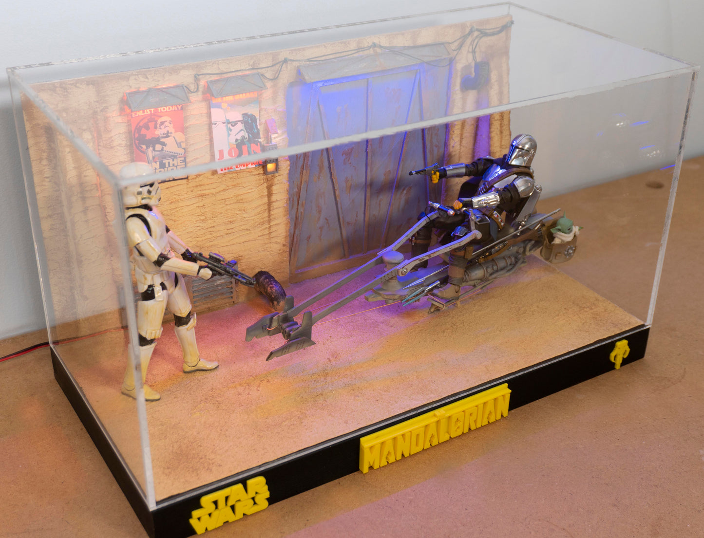 The Mandalorian Diorama on Speeder bike with Goru diorama with Display case