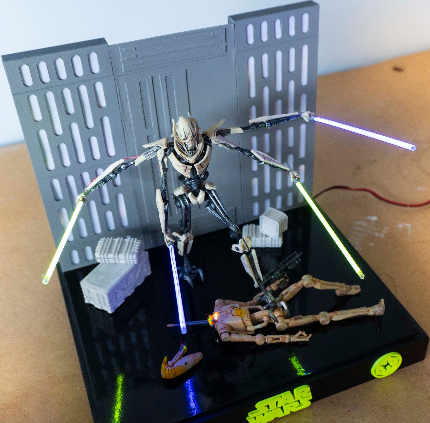 Star Wars Diorama General Grievous with lighted light sabers + Display Case